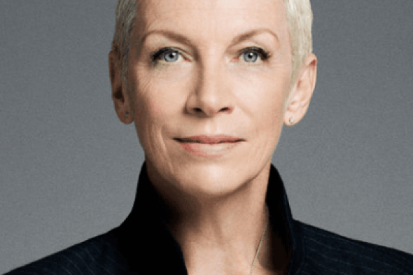 فنانة عالمية تطالب بوقف إطلاق النار في فلسطين