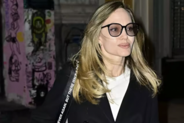 أنجلينا جولي تفاجئ الجمهور بشعرها الأشقر