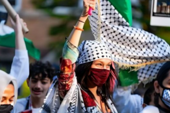 بيلا حديد تظهر في كليب غزة تنادي