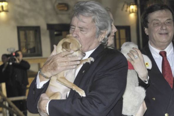 بسبب حبه للكلاب .. دفن آلان ديلون بجوار كلابه