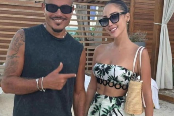 بسمة بوسيل برفقة عمرو دياب على البحر