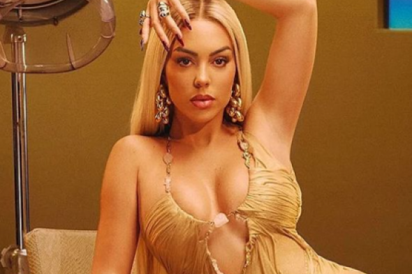 بالشعر الأشقر .. جورجينا تعود الى نتفليكس