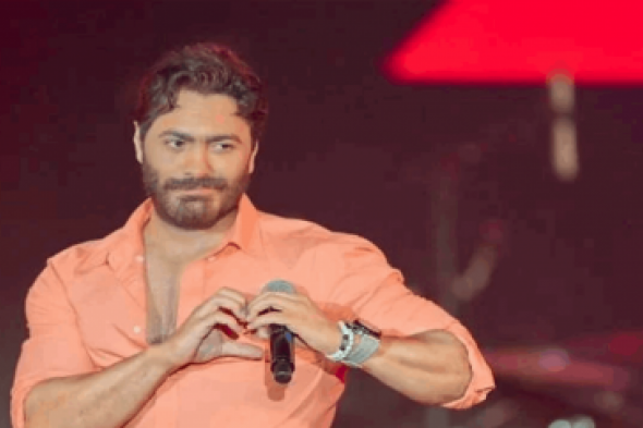 تامر حسني يضطر لإيقاف سيارته بعد أن حاصره الجمهور