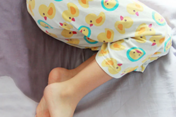 "عيالك هيناموا 10 ساعات بدون قلق" .. اسباب التبول اللارادي للاطفال خاصة في الشتاء.. عالجيها فوراً!!