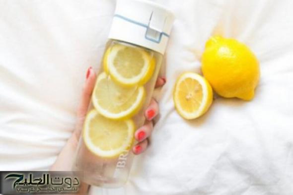 «دكتور ابن حلال قالي عليها».. ما يحدث لجسمك عند شرب الماء بالليمون يوميا؟ | تعرف على التفاصيل