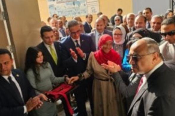 وزيرة التضامن تفوض عاملة بمصنع غزل الفيوم لقص شريط افتتاح مجمع وحدات