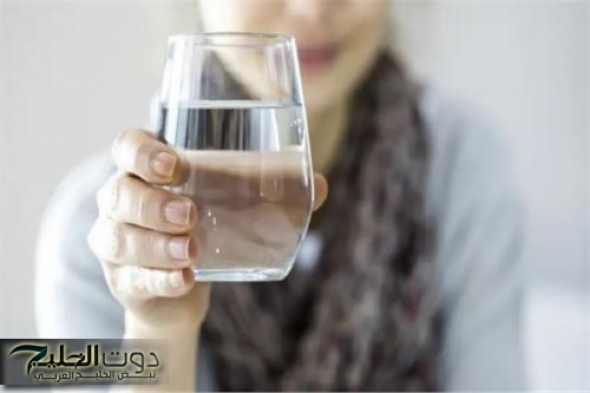 علامة استفهام كبيرة .. خبير تغذية ينصح بشرب 80% من الماء قبل الرابعة عصرًا