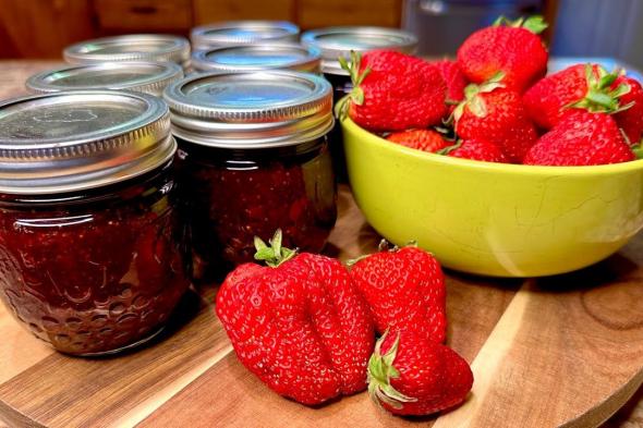 في موسمها المثالي.. اعرف طريقة عمل مربى الفراولة...