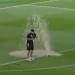 انفجار ماسورة مياه في استاد مباراة العراق والنرويج في كأس العالم.. (فيديو)