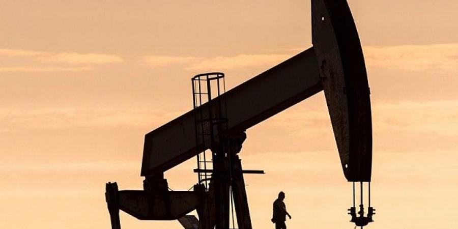 النفط يهبط بعد 3 جلسات مكاسب وسط توتر الحرب مع إيران