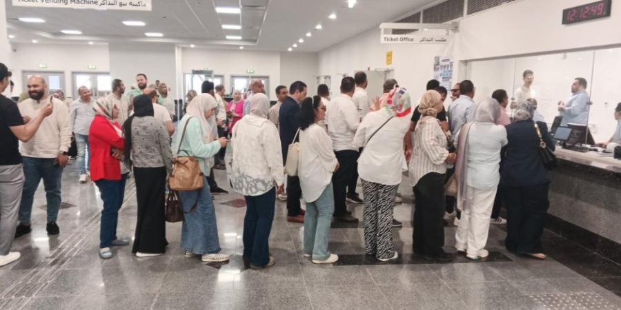 إقبال كثيف من المواطنين على محطات المرحلة الأولى لمونوريل شرق النيل الممتدة من محطة المشير طنطاوى وحتى مدينة العدالة بالعاصمة (صور)