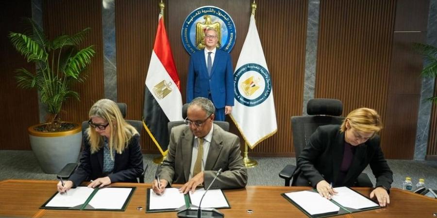 البترول توقع اتفاقية جديدة للتوسع في البحث والإنتاج بمنطقة بدر الدين بالصحراء الغربية