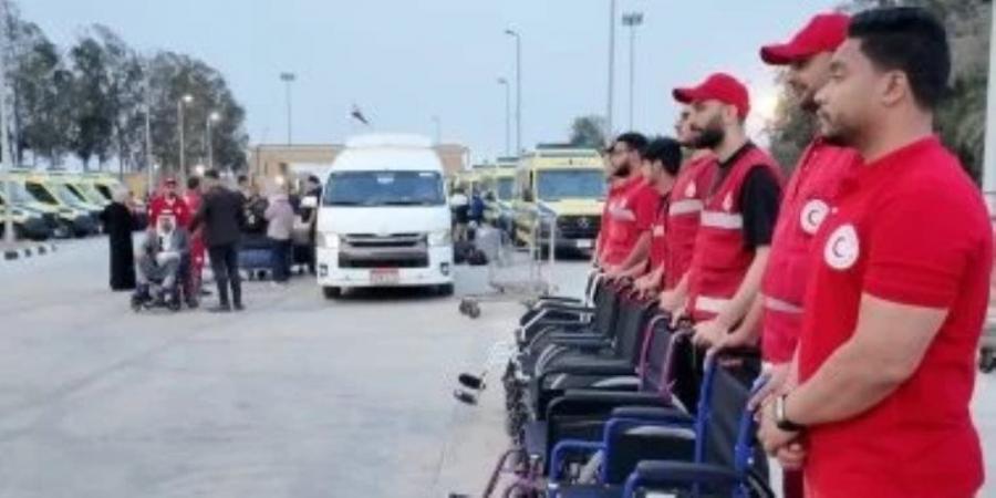 الهلال الأحمر يستقبل الدفعة الـ42 من المصابين الفلسطينيين