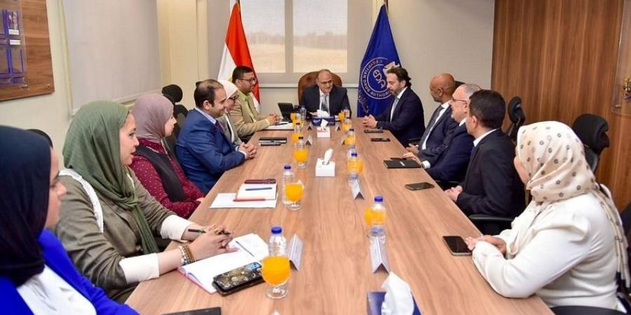 هيئة الدواء تتعاون مع أبوت العالمية لتوطين الصناعات الحيوية في مصر