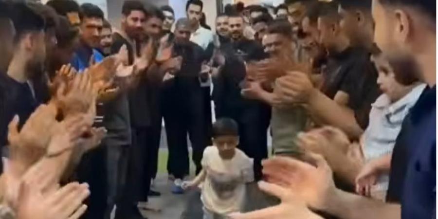 وسط تسفيق حار.. ممر شرفي لطفل إماراتي بعد رحلة علاج ناجحة بمصر (فيديو)