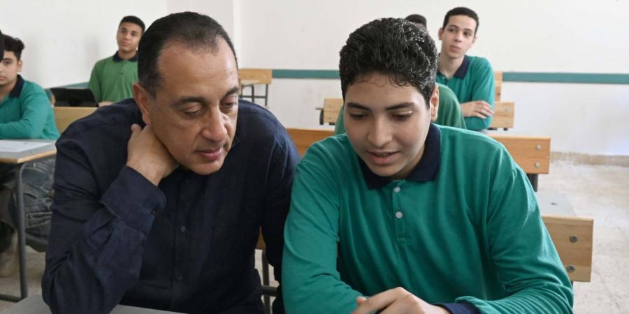 رئيس الوزراء يؤكد أهمية تدريس البرمجة والذكاء الاصطناعي إلى جانب الثقافة المالية
