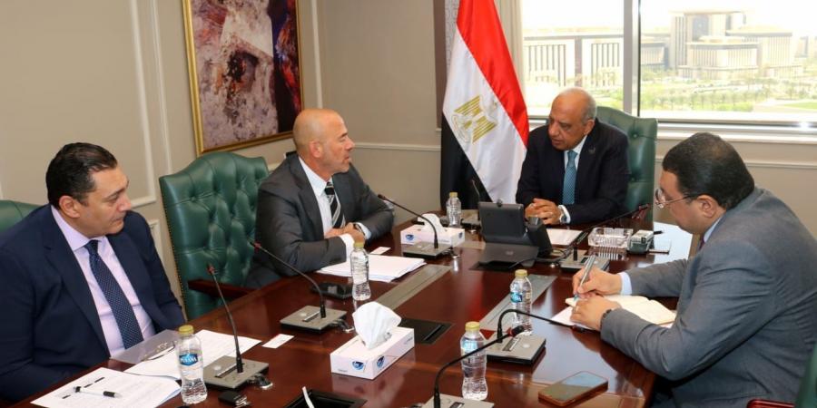 وزير الكهرباء يبحث آليات توفير الطاقة الكهربائية اللازمة لإقامة مشروع مركز عالمي للبيانات