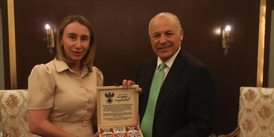 هاني أبو ريدة ورئيسة بعثة روسيا يتبادلان الدروع التذكارية قبل ودية القاهرة