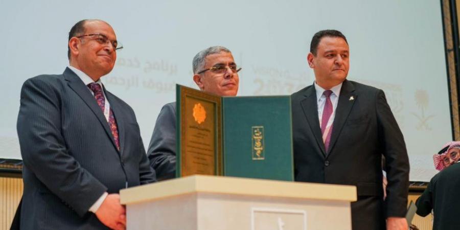 رئيس الجهاز التنفيذي للجنة الوزارية للحج يتسلم الدرع الفضي لجائزة “لبّيتم” بعد تتويج بعثة الحج المصرية للتميز