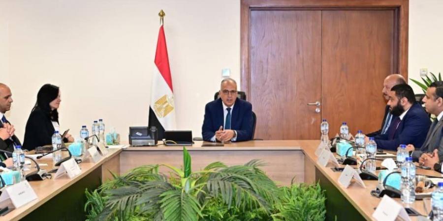 وزير الري  يلتقي ممثلي عدد من الشركات المصرية المقرر أن تشارك في تنفيذ مشروعات تنموية بدول حوض النيل الجنوبي الشقيقة