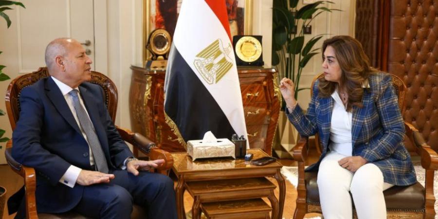 وزيرة التنمية المحلية تتابع مع محافظ القاهرة ملفات النظافة والتصالح على مخالفات البناء