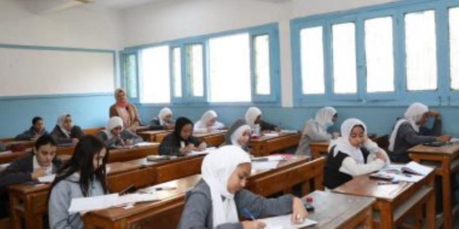 طلاب الإعدادية بالجيزة يؤدون غدا امتحانى الجبر والإحصاء والتربية الدينية