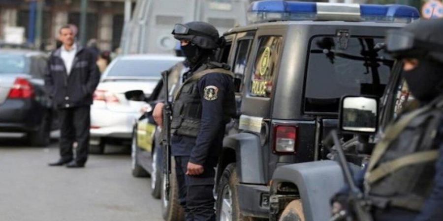 مصرع 2 وإصابة آخر وضبط مخدرات وأسلحة وقنابل فى مداهمة بؤرة إجرامية بإسنا