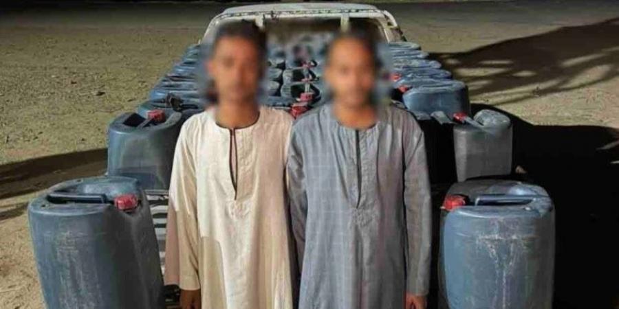 ضبط 2 طن "سولار" محملة على سيارة ربع نقل تمهيداً لبيعها بأزيد من السعر المقرر بالسوق السوداء بأسوان