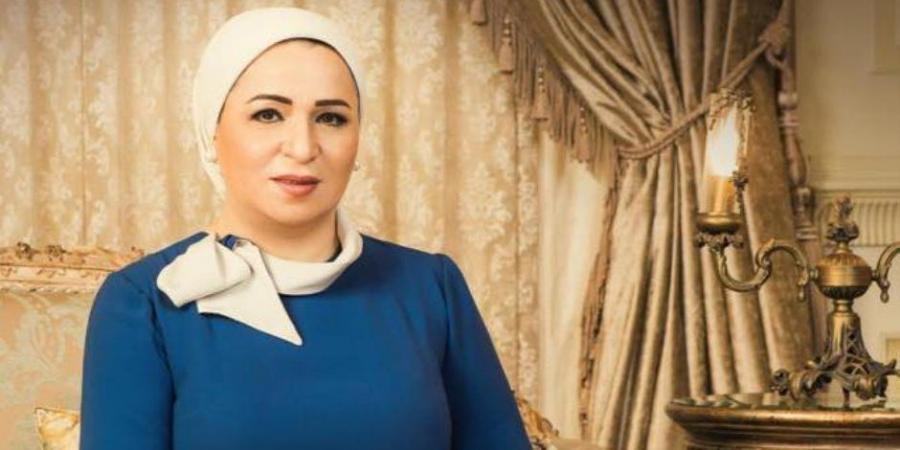 السيدة انتصار السيسى تشهد مع متطوعى الهلال الأحمر وصول مساعدات غزة لمليون طن