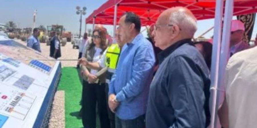 رئيس الوزراء يتفقد الطريق الدولى الساحلى بمحافظة البحيرة