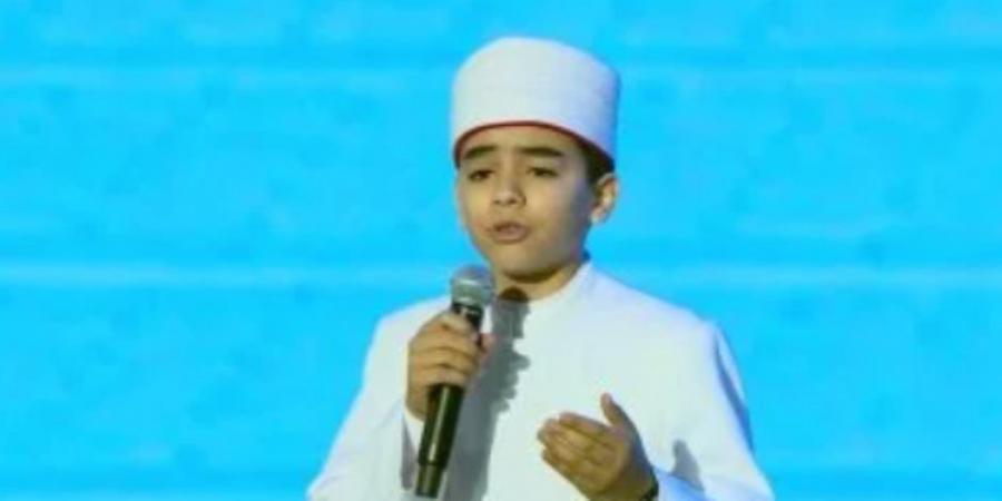 الطفل محمد القلاجي يصدح بأنشودة دينية أمام الرئيس السيسي بحفل أئمة الأوقاف