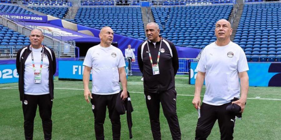 الجهاز الفني لمنتخب مصر يتفقد ملعب «لومن فيلد» قبل مواجهة إيران في كأس العالم (صور)