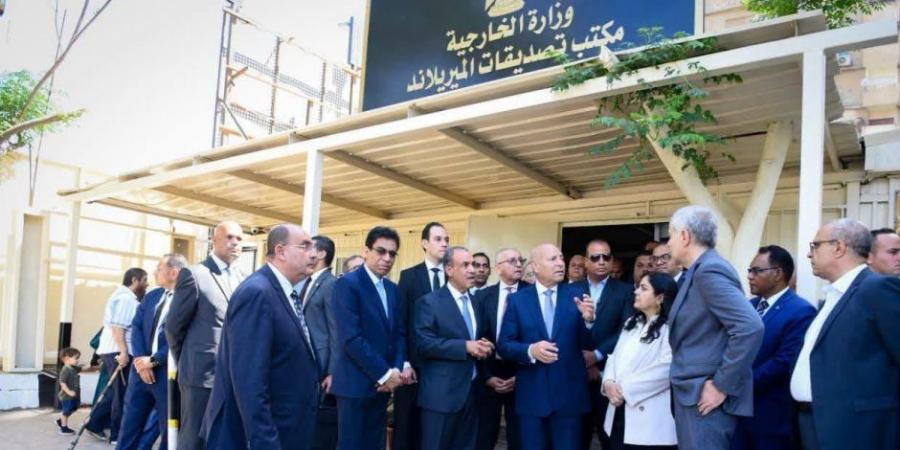 وزير الخارجية يتفقد سير العمل بمكتب تصديقات المريلاند